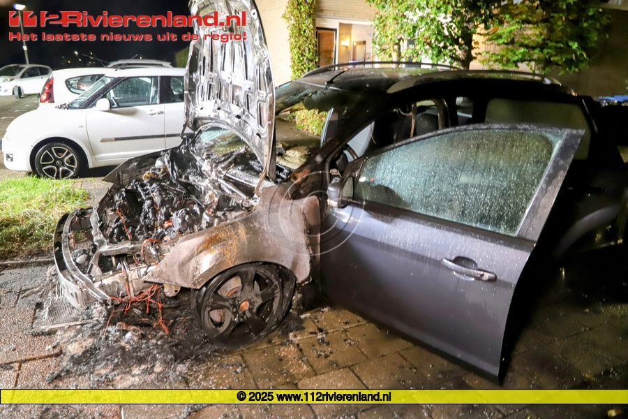 Auto in brand aan het Hoefblad