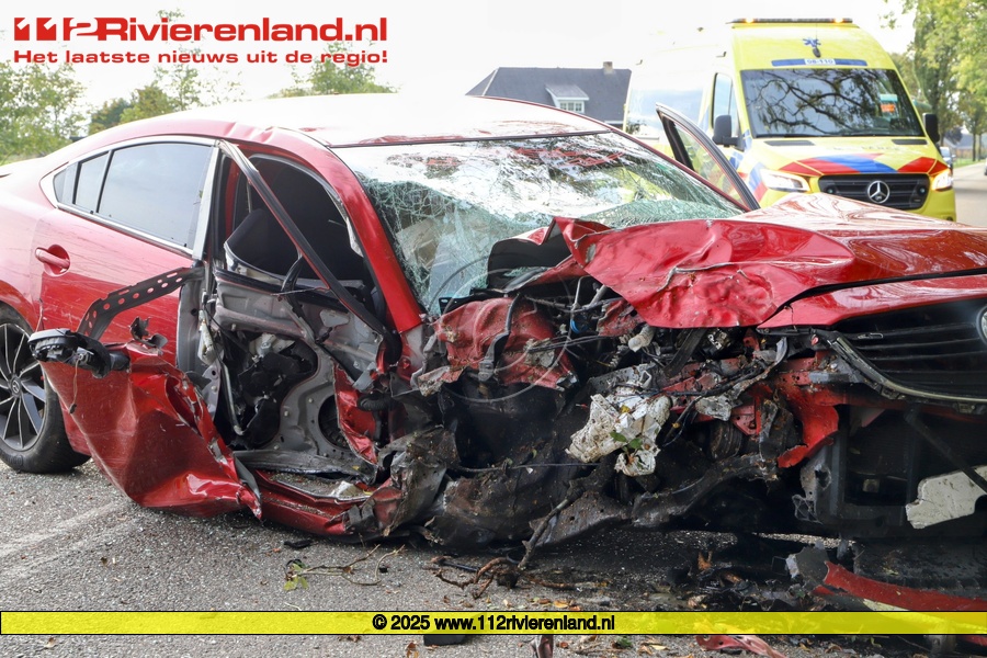 Auto tegen boom aan de Spoorstraat
