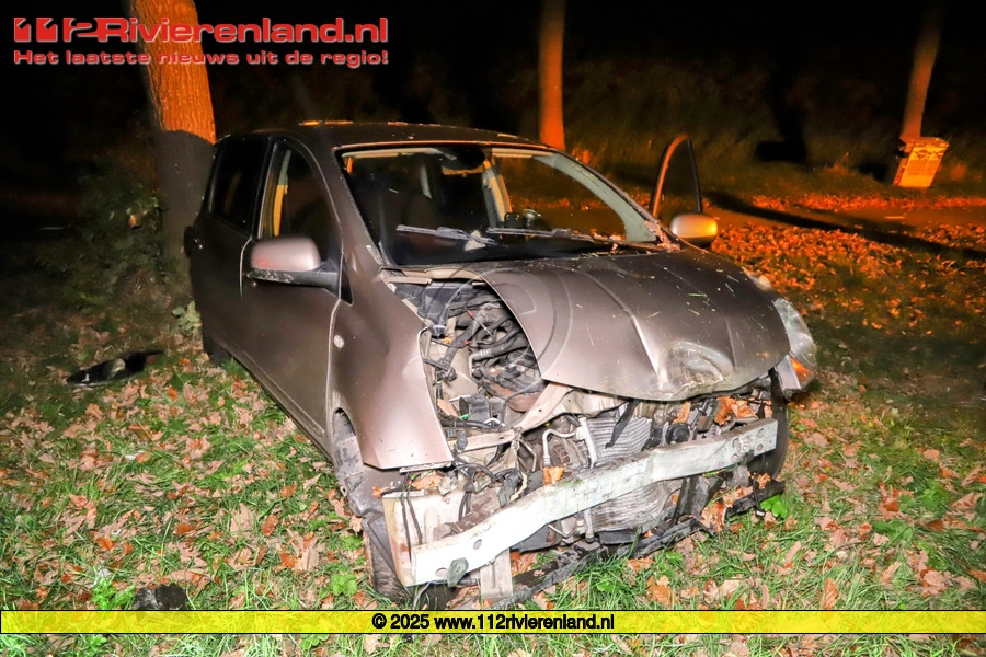 Auto tegen boom op de N834