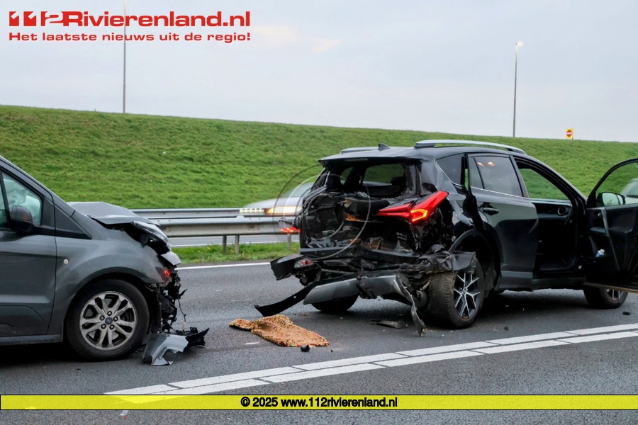 Veel schade bij kop-staartbotsing A15