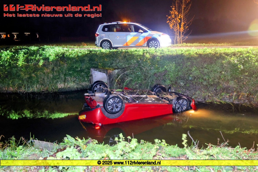 Auto te water op de Hennisdijk