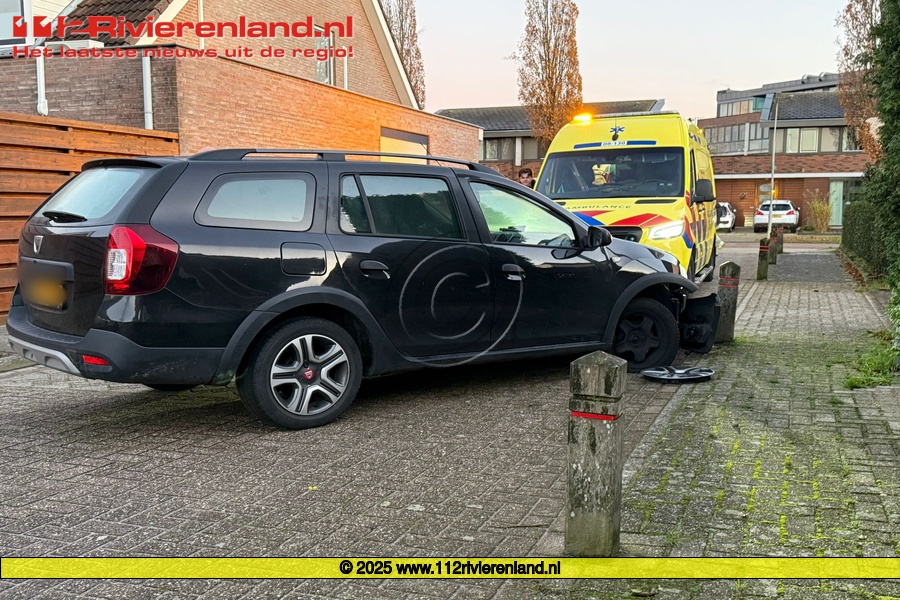 Vrouw rijdt tegen paal