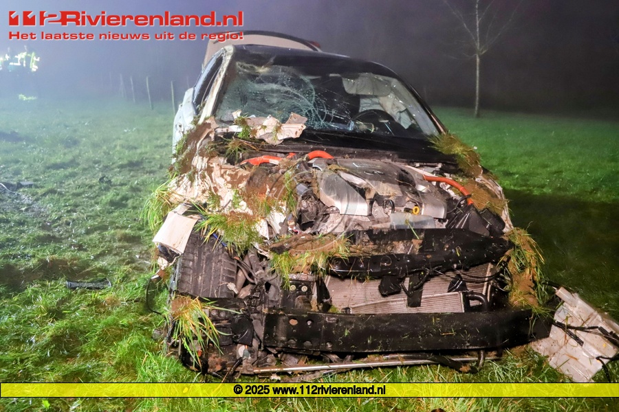 Auto belandt onderaan de dijk