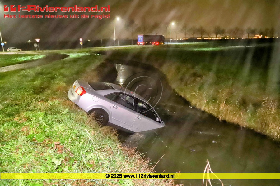 Auto belandt in de sloot