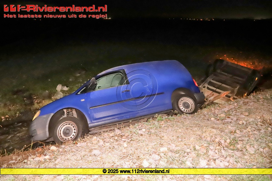 Auto met aanhanger in de sloot