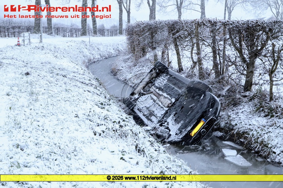 Auto op de kop in de sloot