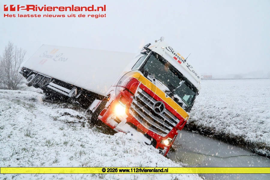 Vrachtwagen in de sloot A15