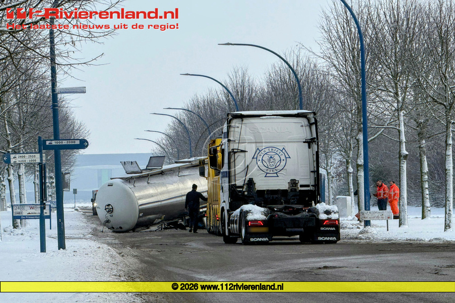Tank schiet los van vrachtwagen