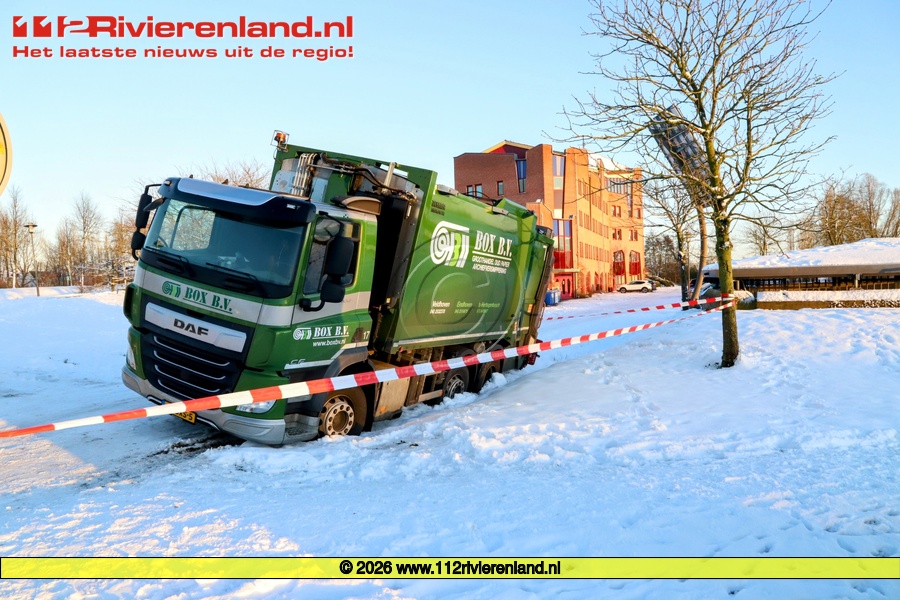 Vrachtwagen zakt weg in de berm