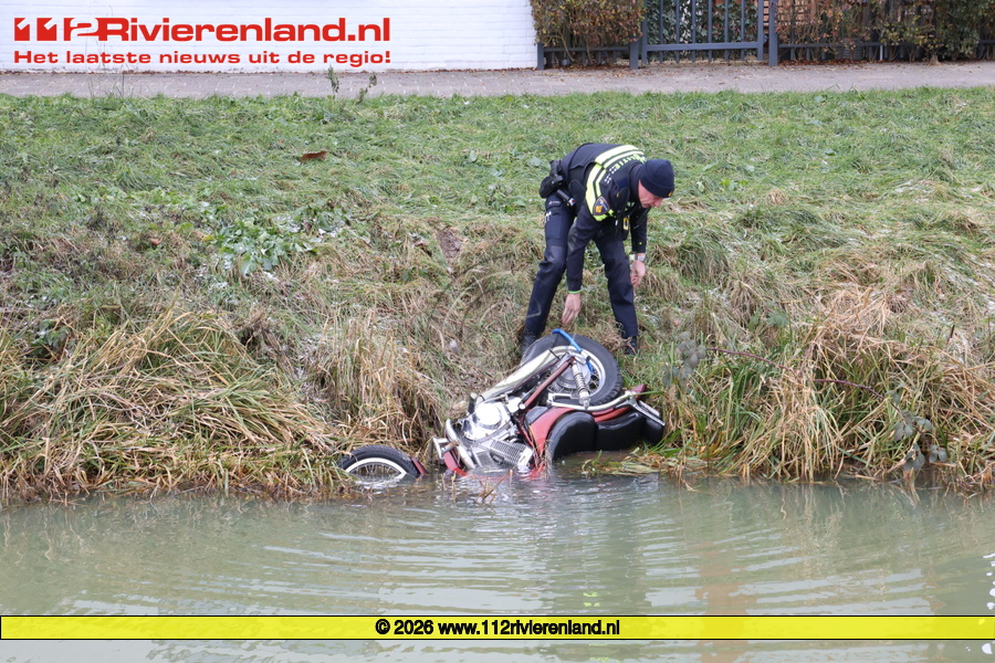 Motor gedumpt in sloot