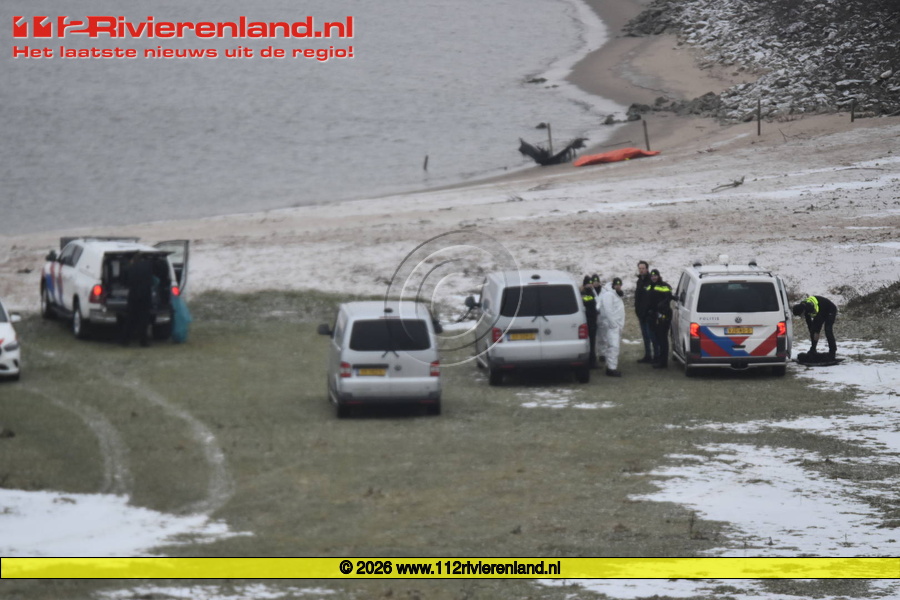 Overleden persoon aangetroffen in de Waal