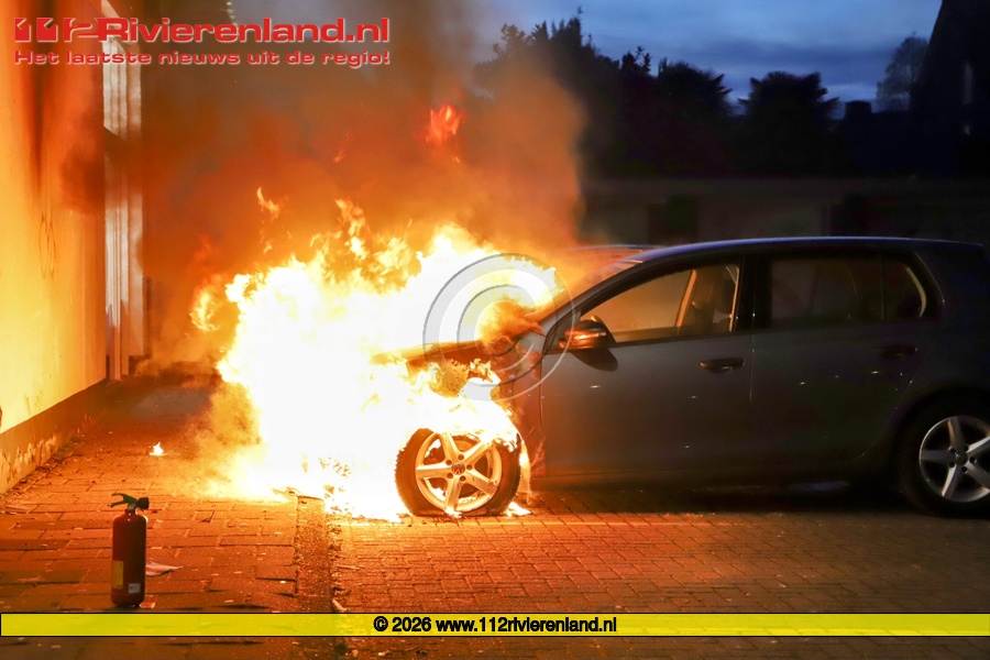 Autobrand op de parkeerplaats Action