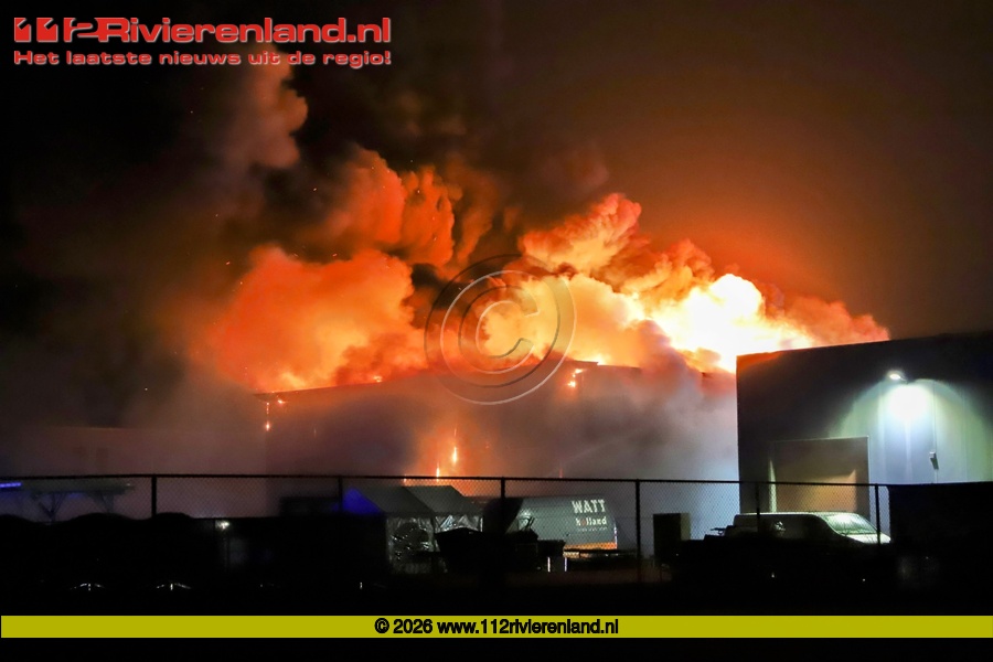 Beneden Leeuwen - Zeer grote brand in bedrijfspand aan de Onderstal
