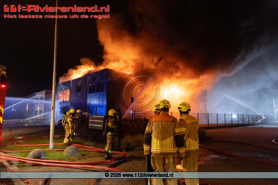 Beneden  Leeuwen - Zeer grote brand in bedrijfspand aan de Onderstal