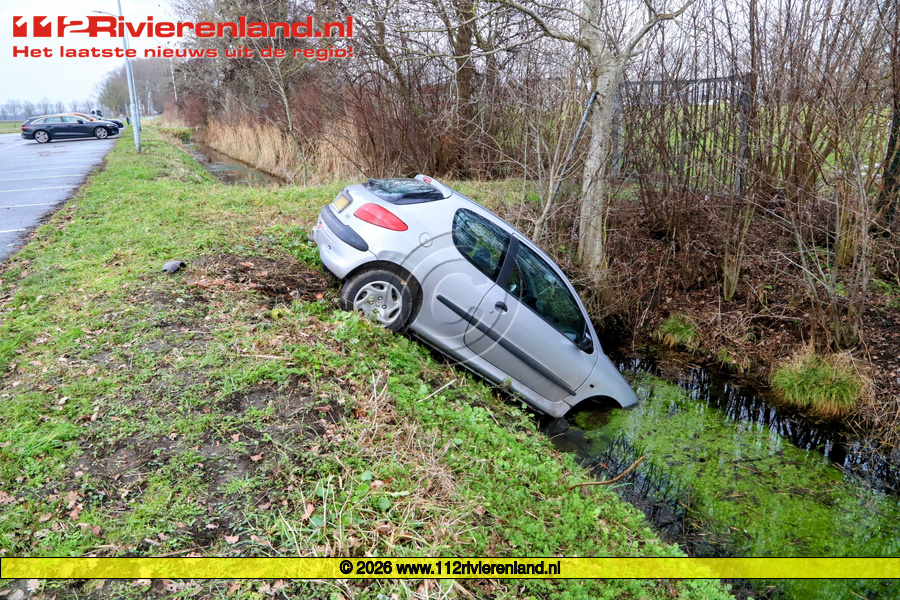 Vuren - Auto te water aan de Sportlaan