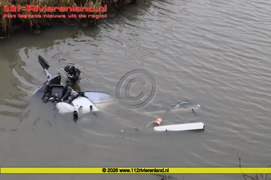 Motorrijder te water