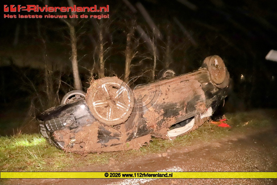 Auto op de kop in de sloot