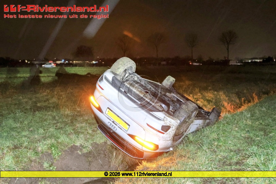 Auto over de kop A15