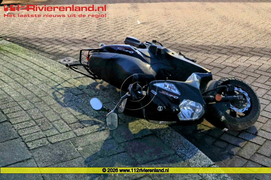 Auto en scooterrijder botsen op de Waalkant