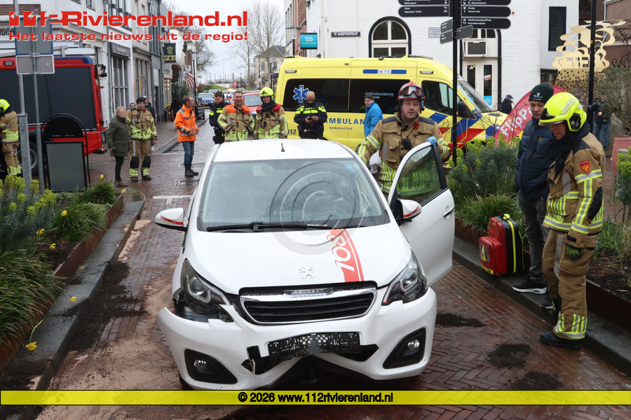 Auto botst tegen poller