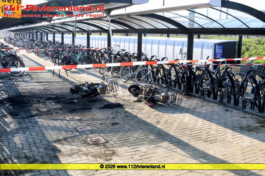 Twee scooters branden uit