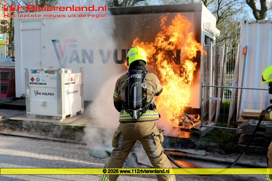 Dixi in brand naast brandstof tank