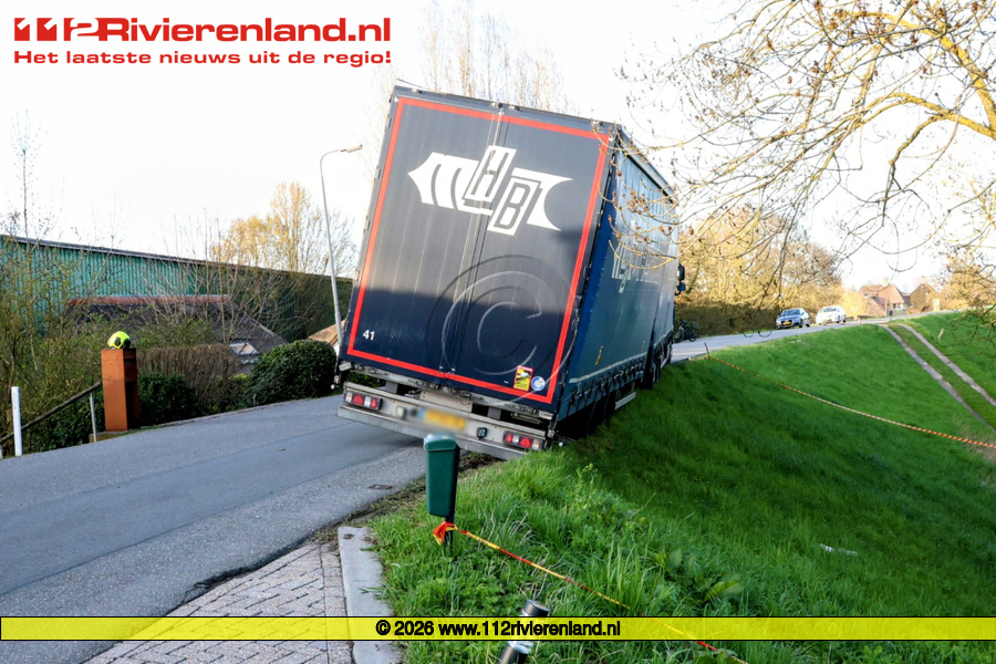 Vrachtwagen met aanhanger in de problemen