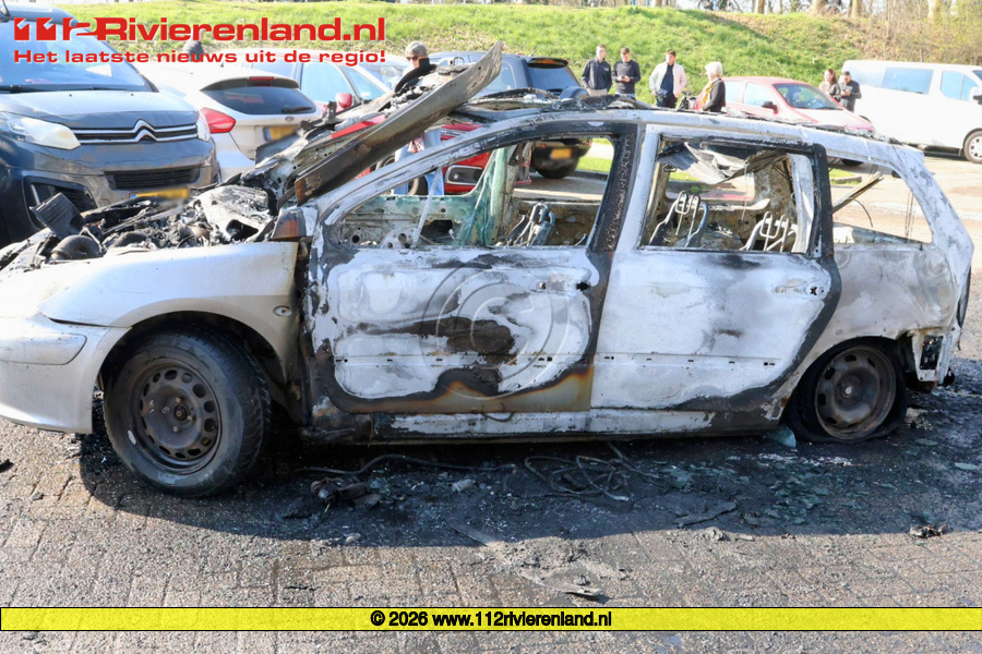 Man steekt auto in de brand