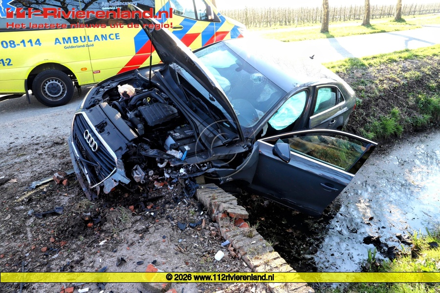 Auto belandt in sloot na ongeval op Rijnstraat