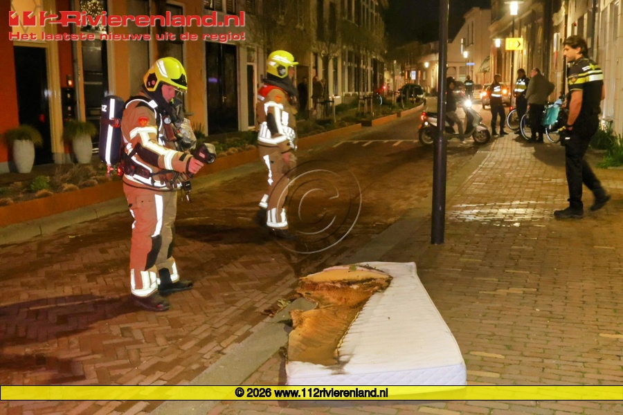 Politie blust brandende matras