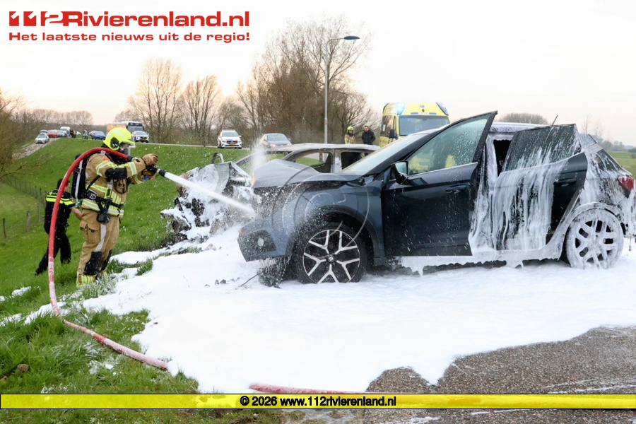 Frontale botsing leidt tot autobrand en gewonden