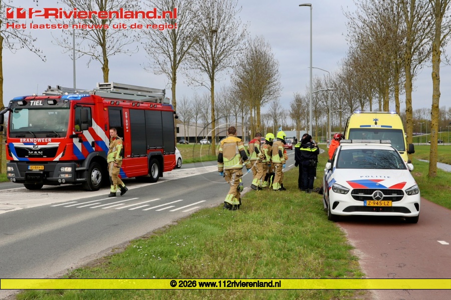 Man rijdt met fiets de sloot in