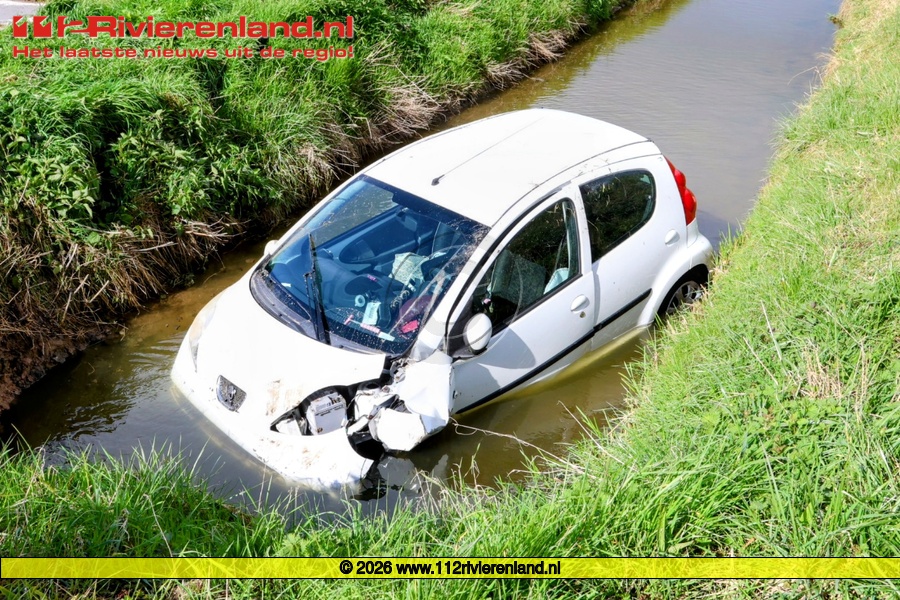 Dreumel - Auto te water aan de van Heemstraweg