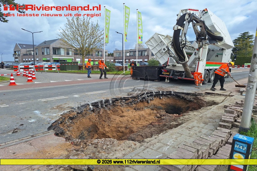Enorm sinkhole op de N830
