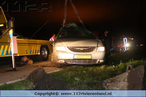 Vuren - Auto te water Waaldijk Vuren