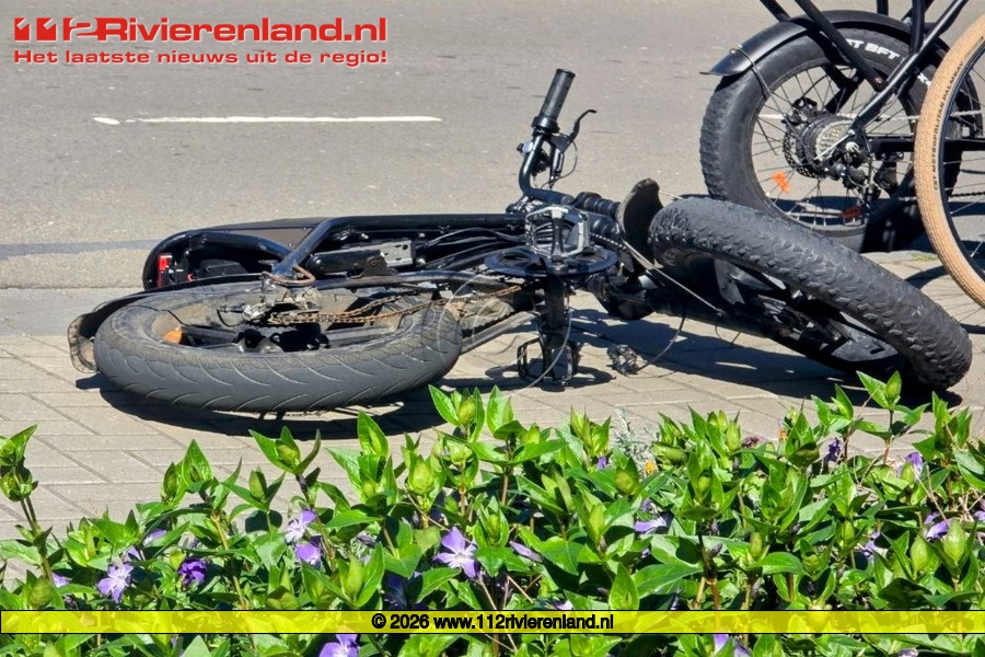 Fatbike rijder bots op auto