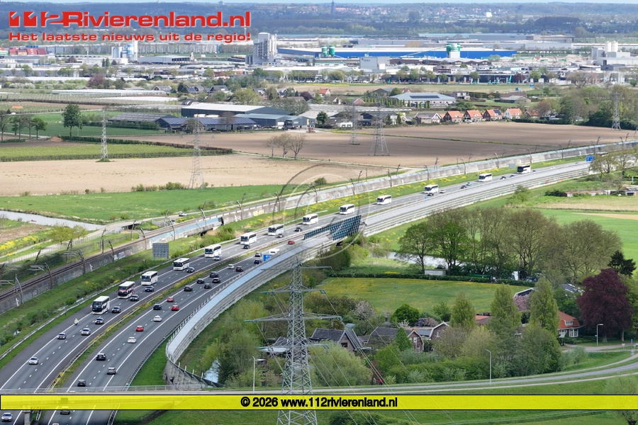 Bussen met supporters over de A15