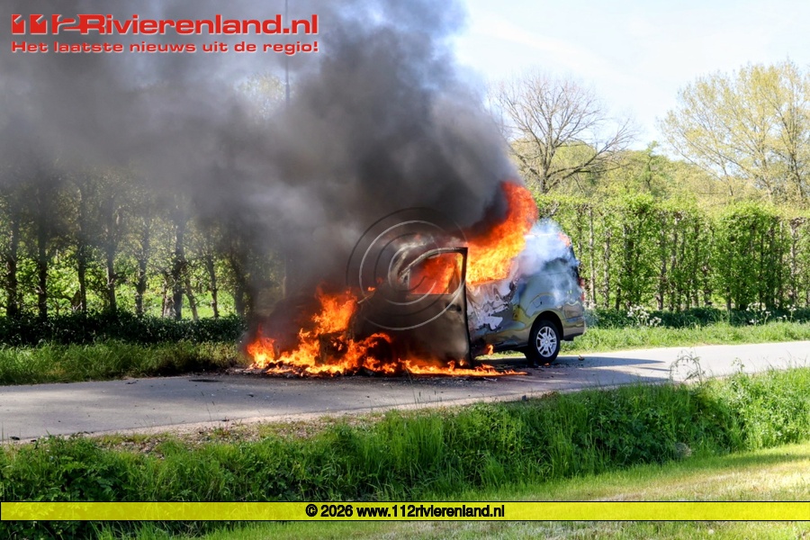 Zennewijnen - Bestelbusje brand helemaal uit