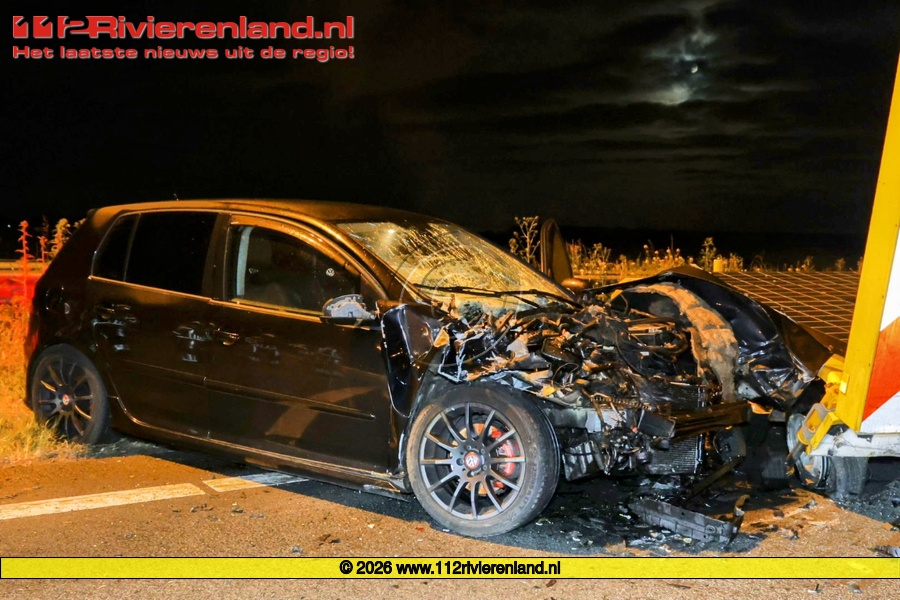 Zijderveld - Auto rijdt tegen pijlwagen op de A2