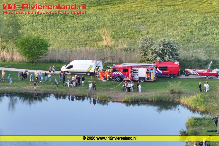 Zwaan verstrikt in visdraad