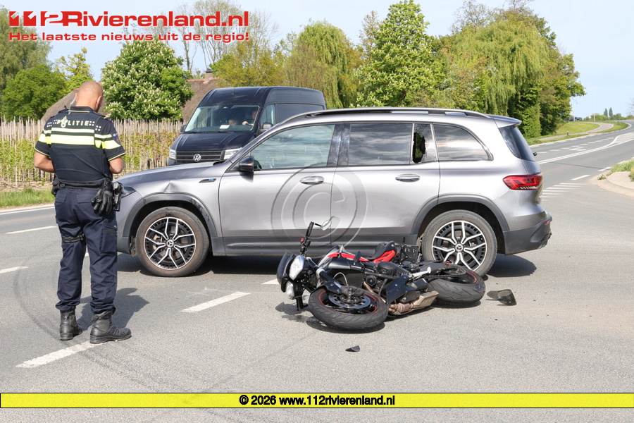 Auto vs motor botsen op de Burgemeester Houtkoperweg