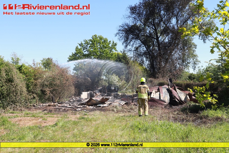 Puinresten vliegen in brand aan de Stationsweg