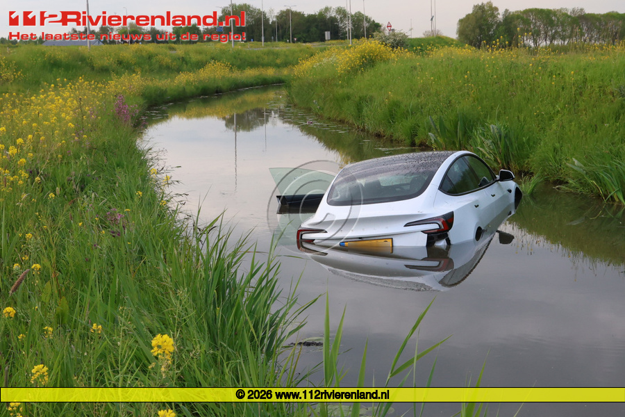 Auto in de sloot