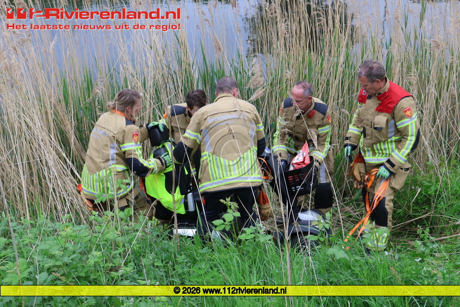 Man rijdt met scootmobiel bijna het water in