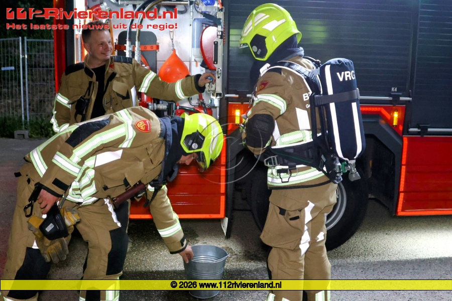Brandweer blust brandje met emmers water