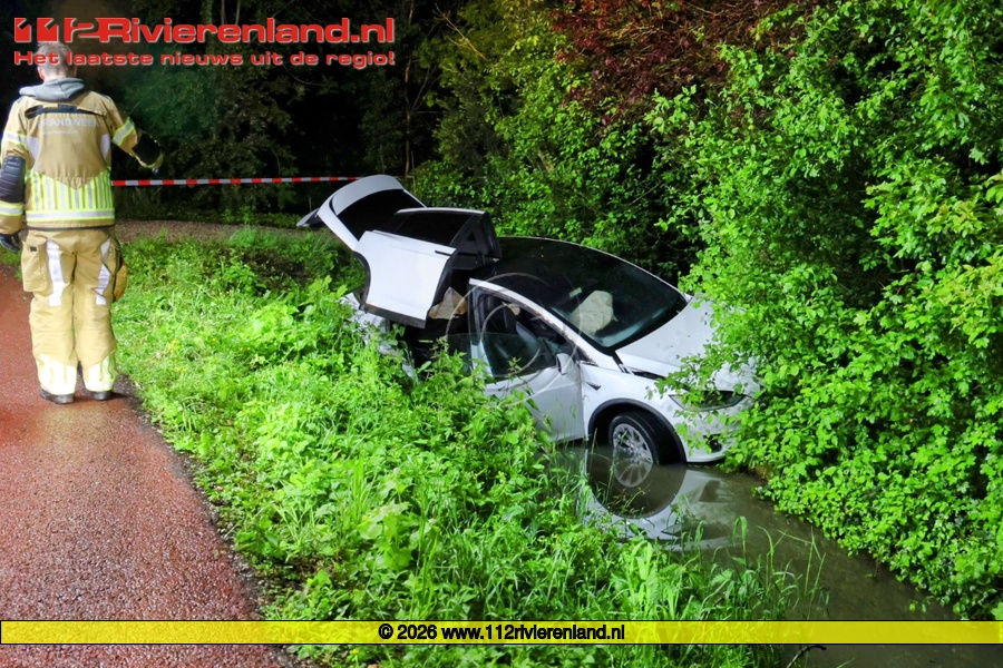 Auto belandt in sloot na eenzijdig ongeval op Heukelumseweg
