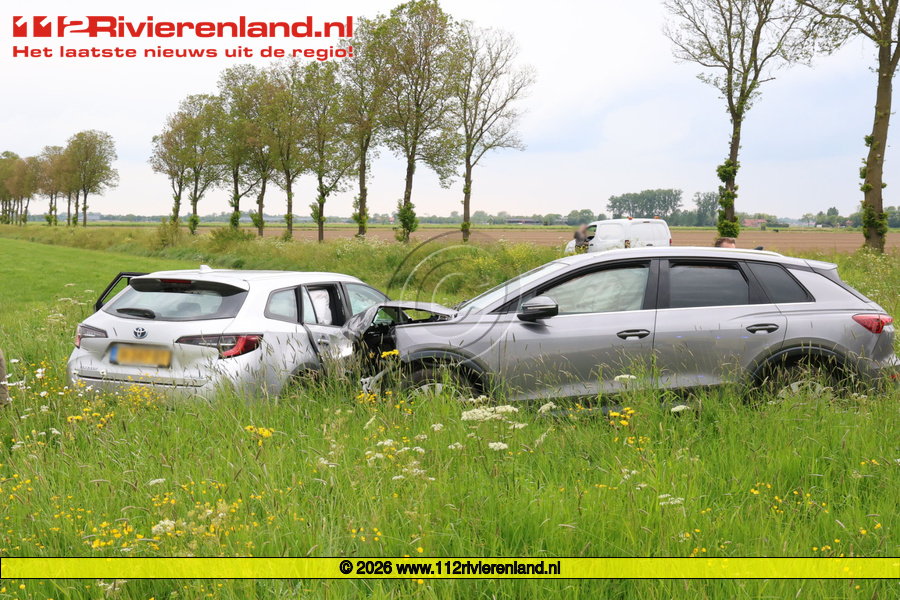 Alphen - Auto belanden in weiland na ongeval