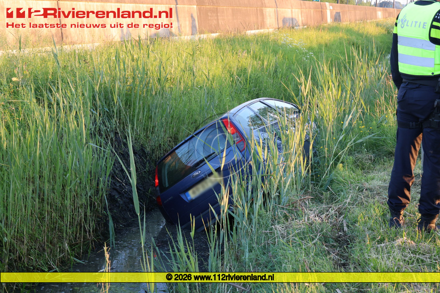 Kerk Avezaath - Auto aan de Roodakker in de sloot
