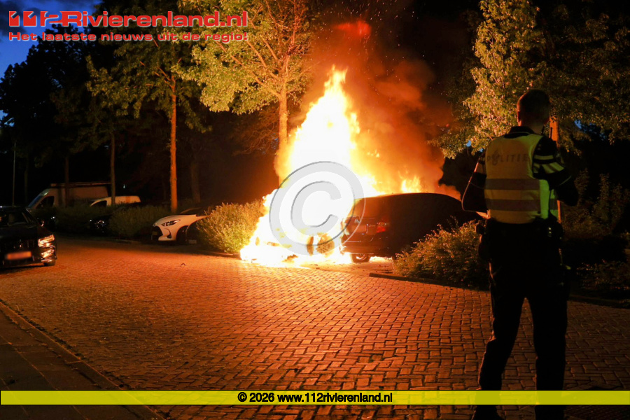 Twee auto's verwoest bij brand