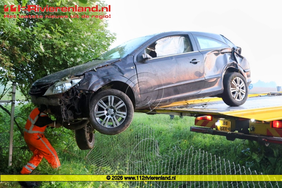 Auto over de sloot en eindigt tegen boom, bestuurder aangehouden